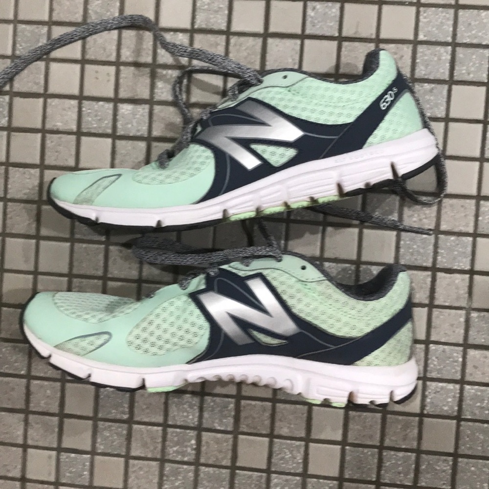 New balance tennis shoes